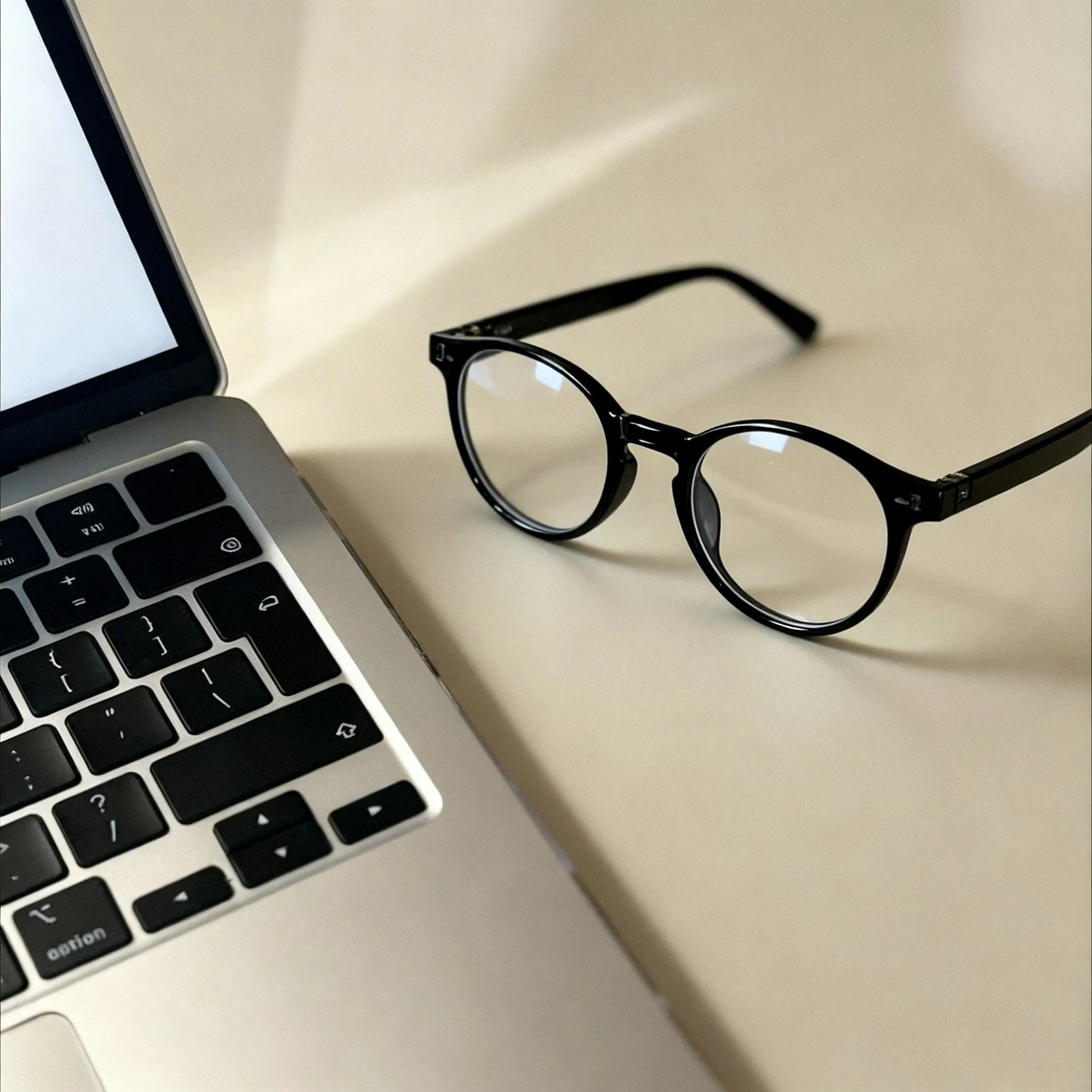 Bekhly Blaulichtfilter Brille rund schwarz am Laptop