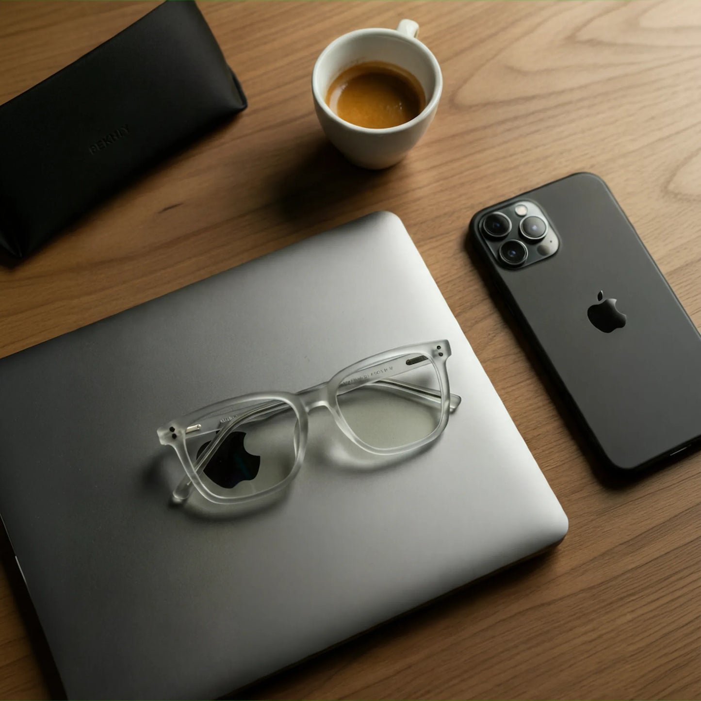 Bekhly Blaulichtfilter Brille eckig transparent am Laptop