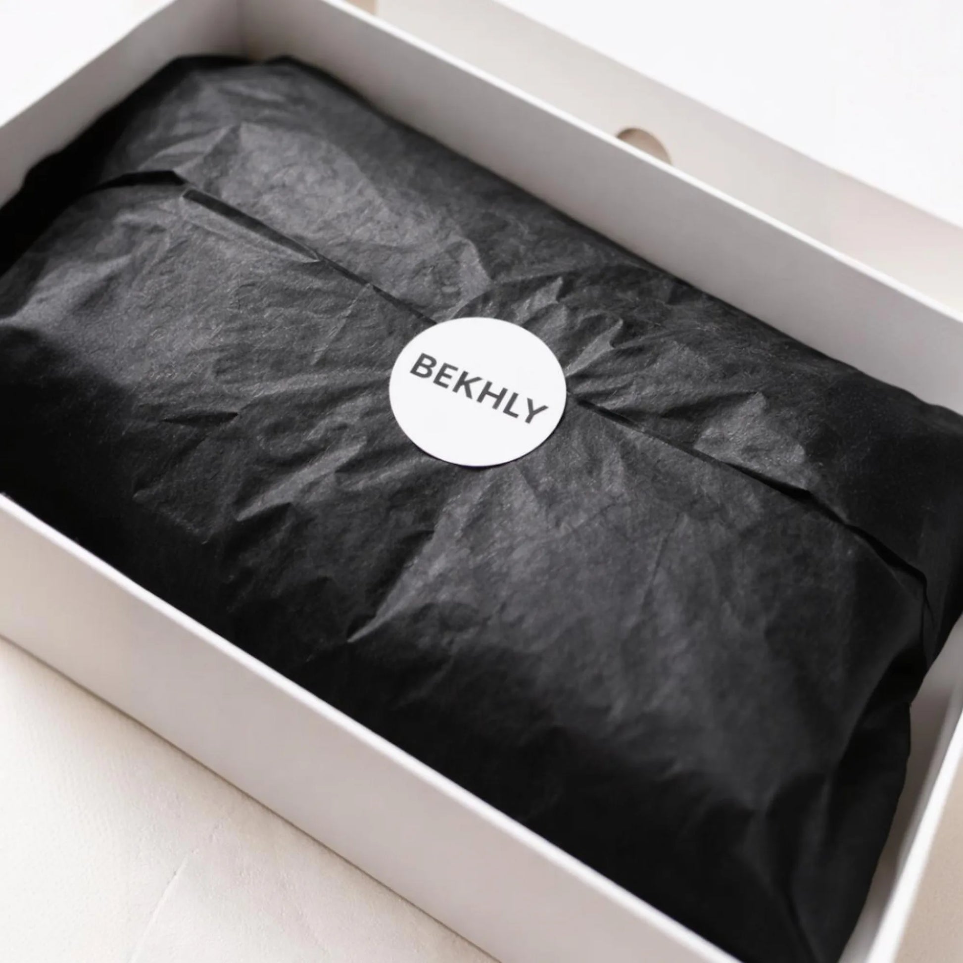 schwarz Bekhly Schlafmaske in Seidenpapier verpackt